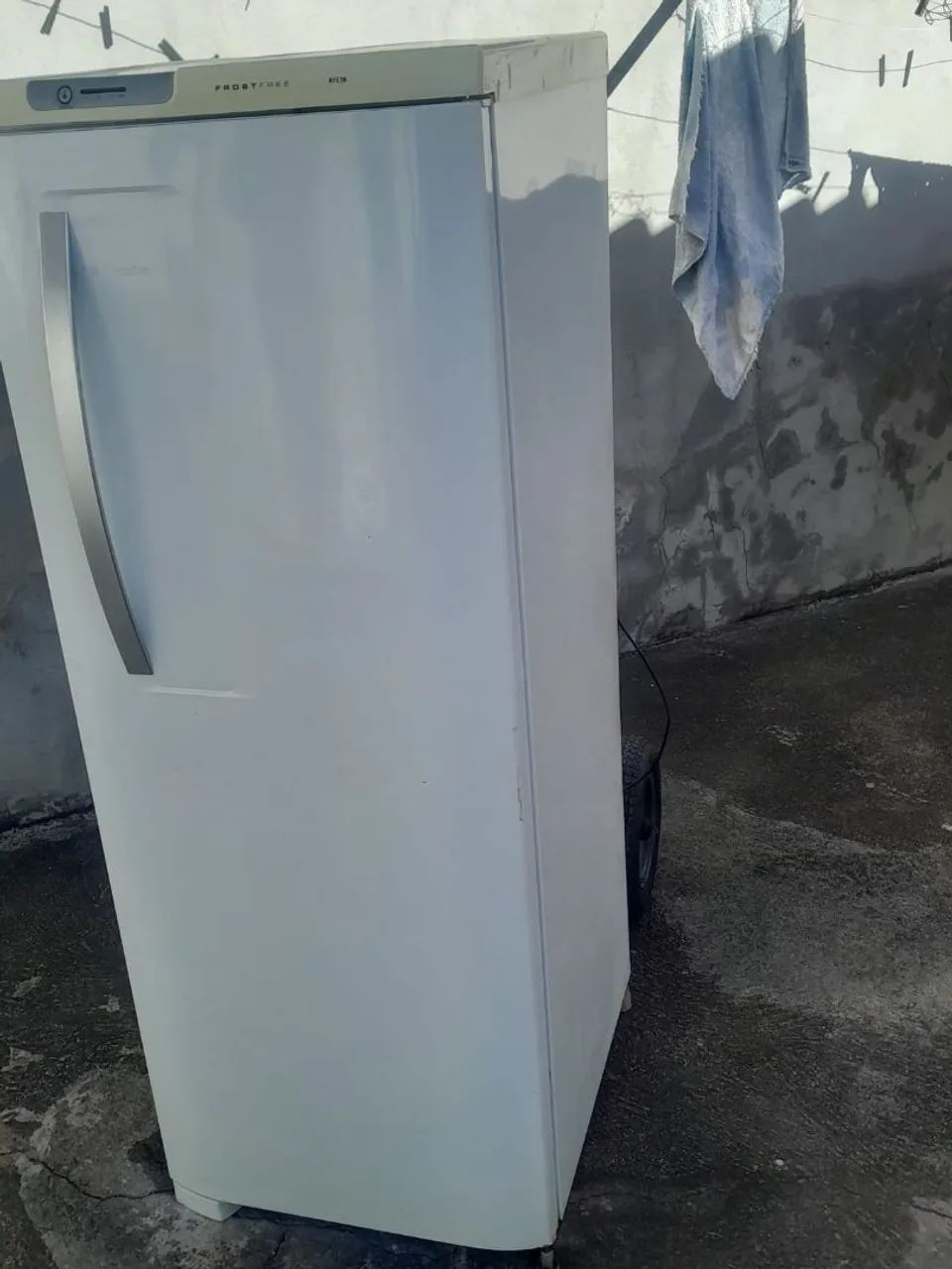 Geladeira eletrolux 220 V funcionando ótimo  - Foto 4
