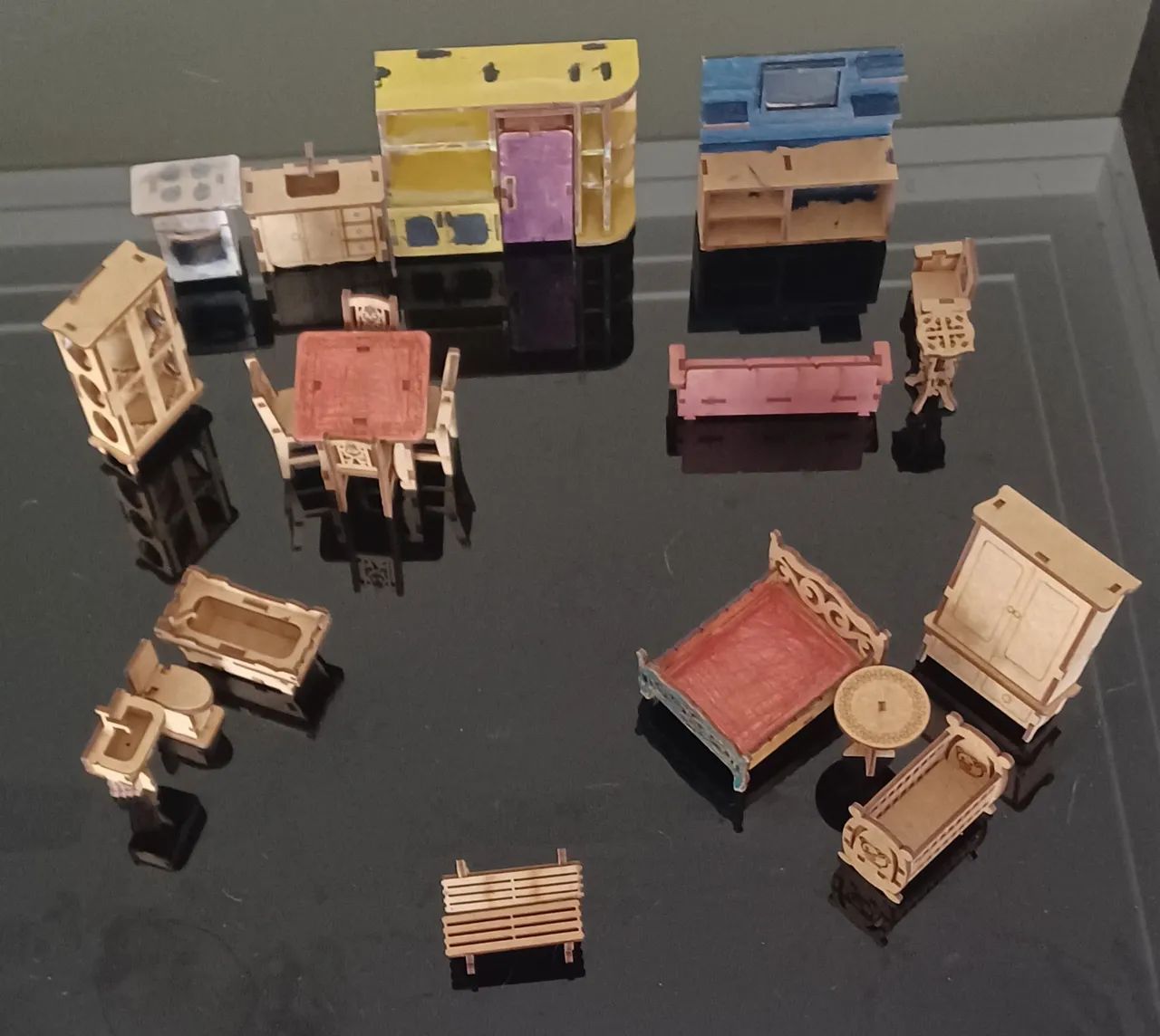 Kit mini móveis em MDF para casinha de bonecas com 22 peças: sala, cozinha e banheiro. 
