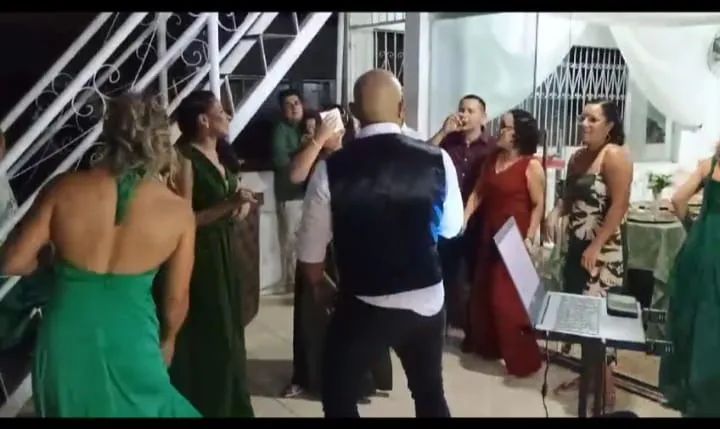 Festa com Música Ao Vivo! - Foto 2