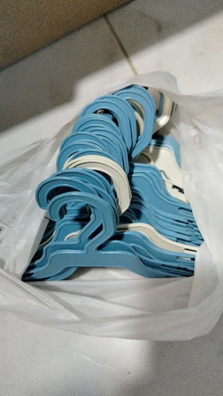 49 cabides infantis por 20,00