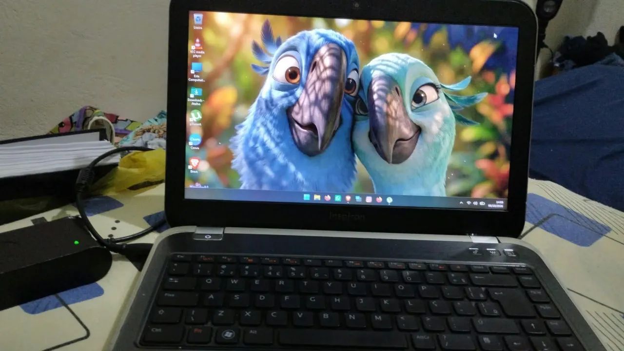 Vende-se notebook com algumas marcas de uso