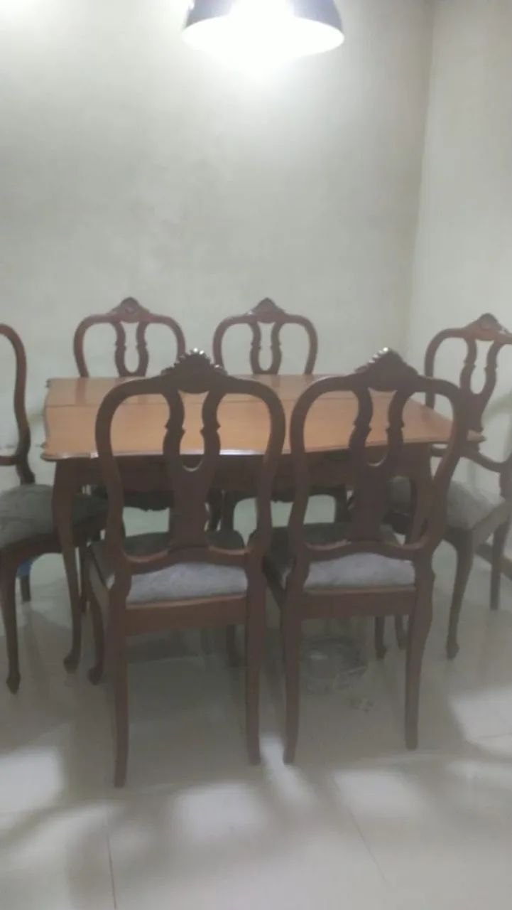 Mesa de madeira maciça com 6 cadeiras e estilo clássico 