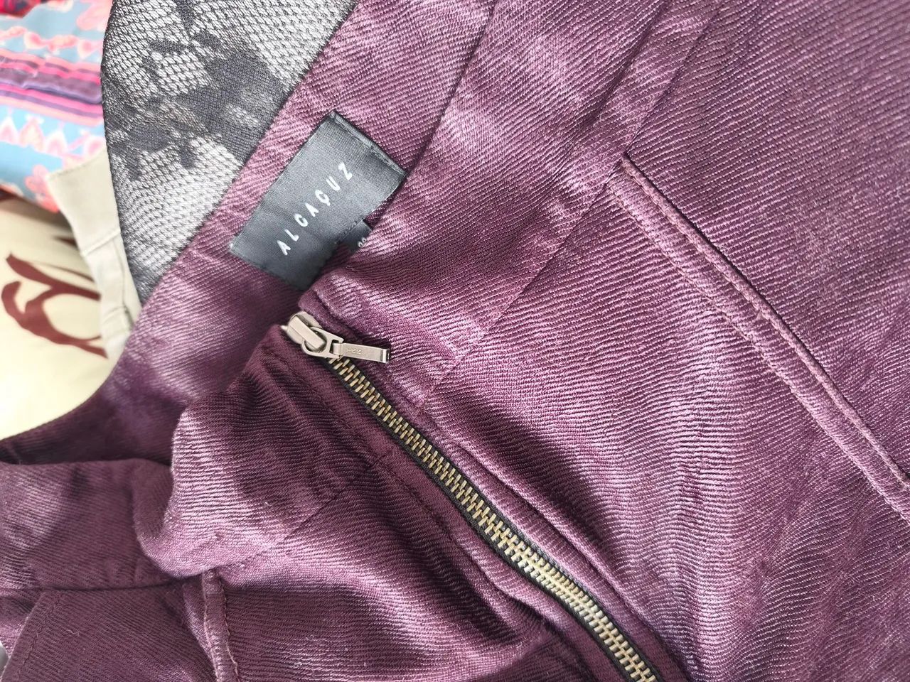 Calça Alcaçuz Alfaiataria Marsala Roxo Escuro Texturizada - Foto 4