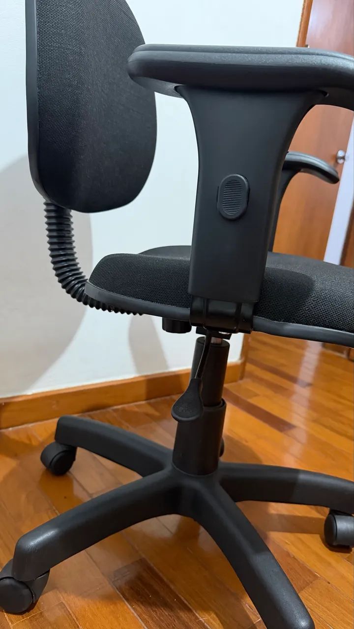 Cadeira de escritório com rodinhas e altura regulável  - Foto 2