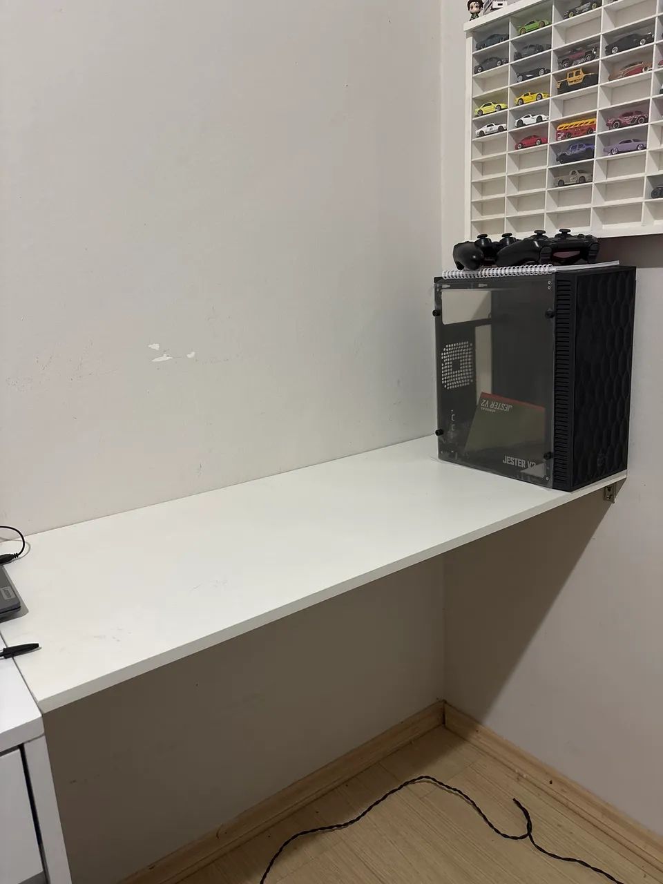 Bancada / Secretária Suspensa em MDF Branco com Mão Francesa (Prateleira de Parede)