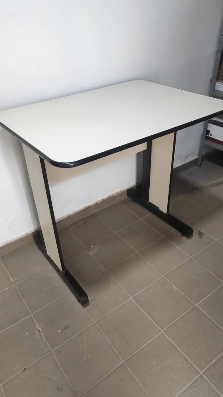 MESA DE ESCRITÓRIO SEM GAVETA