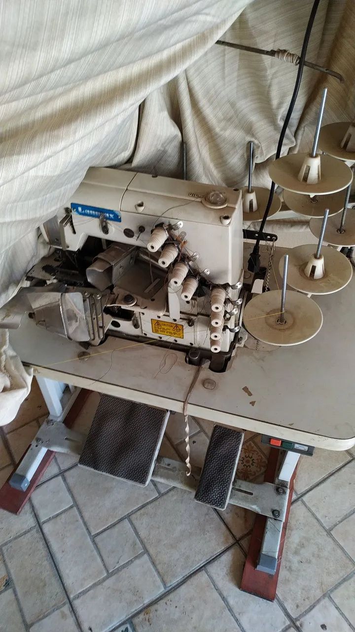 Máquina de costura elastiqueira 4 agulhas 