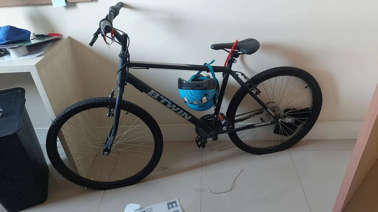 Bicicleta com capacete  - Foto 3