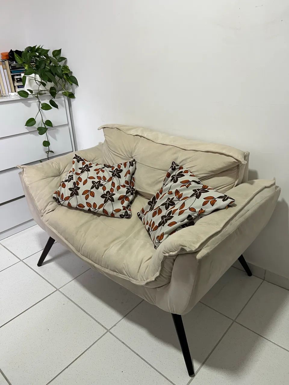Namoradeira Poltrona 2 Lugares Retrô Suede Bege + Duas Almofadas de Brinde