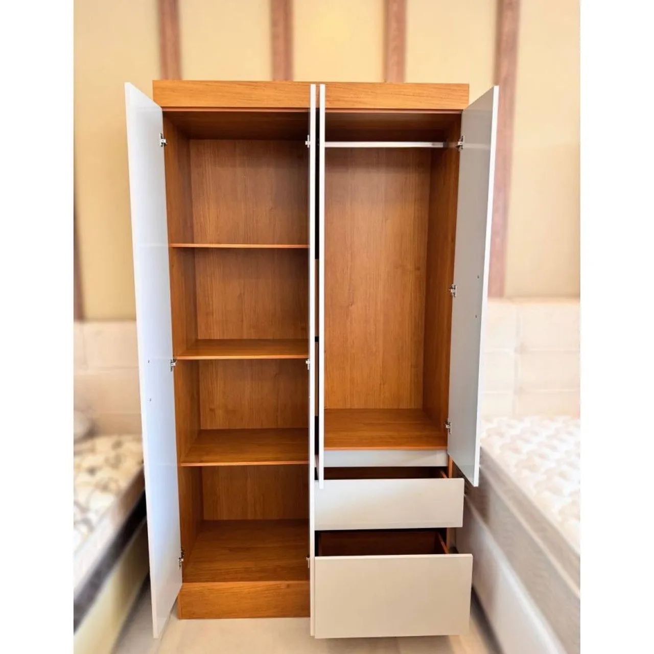 Guarda roupa 4 portas 2 gavetas  - Foto 2