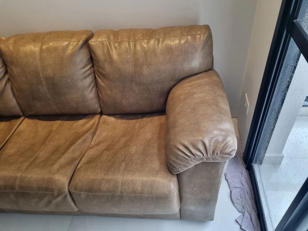 Sofa em couro sintético, modelo clássico, semi novo - Foto 2