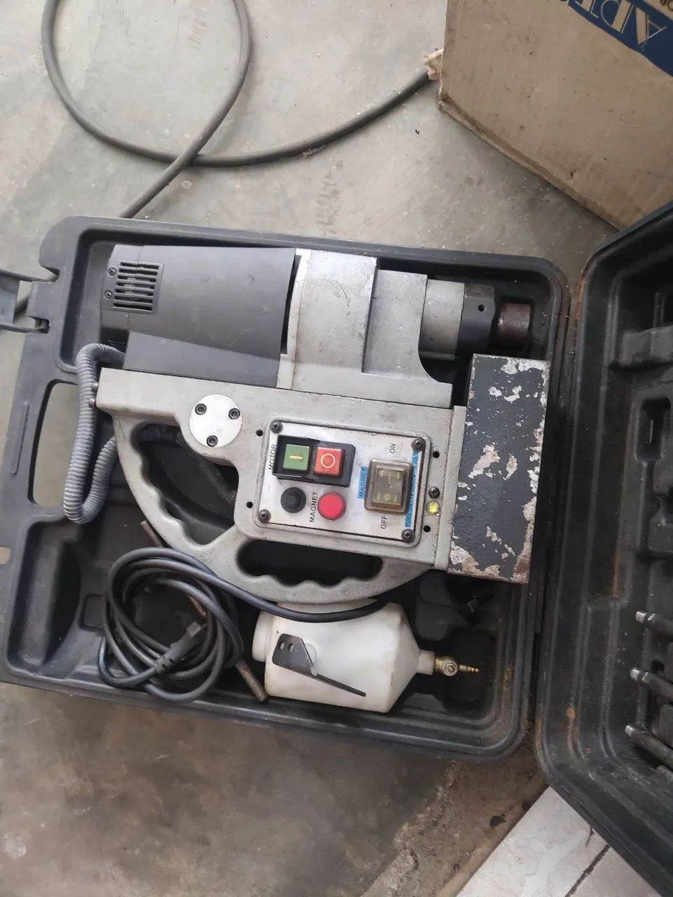 Furadeira com base magnética 