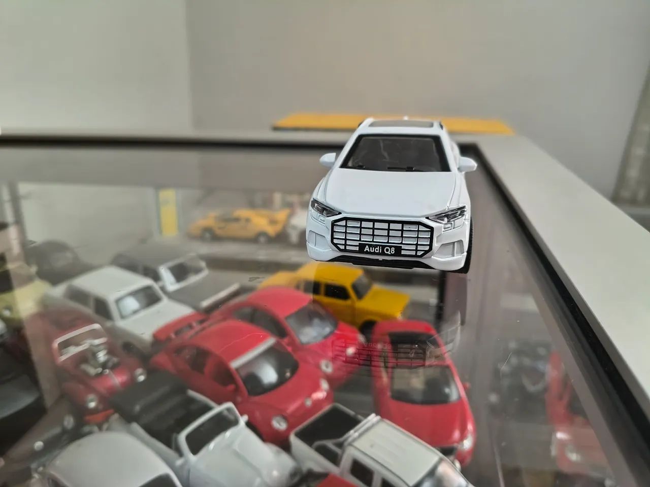 Miniatura Audi Q8 Branco - Foto 2