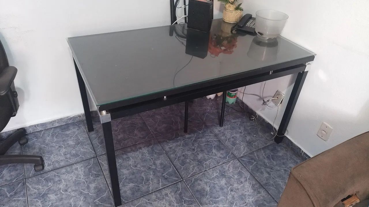 Mesa com tampo de vidro 