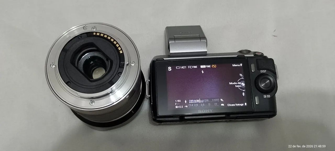 Câmera digital Sony NEX-3 com lente Sony SEL1855 18-55mm prateada