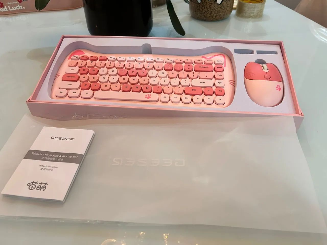 Teclado rosa com mouse