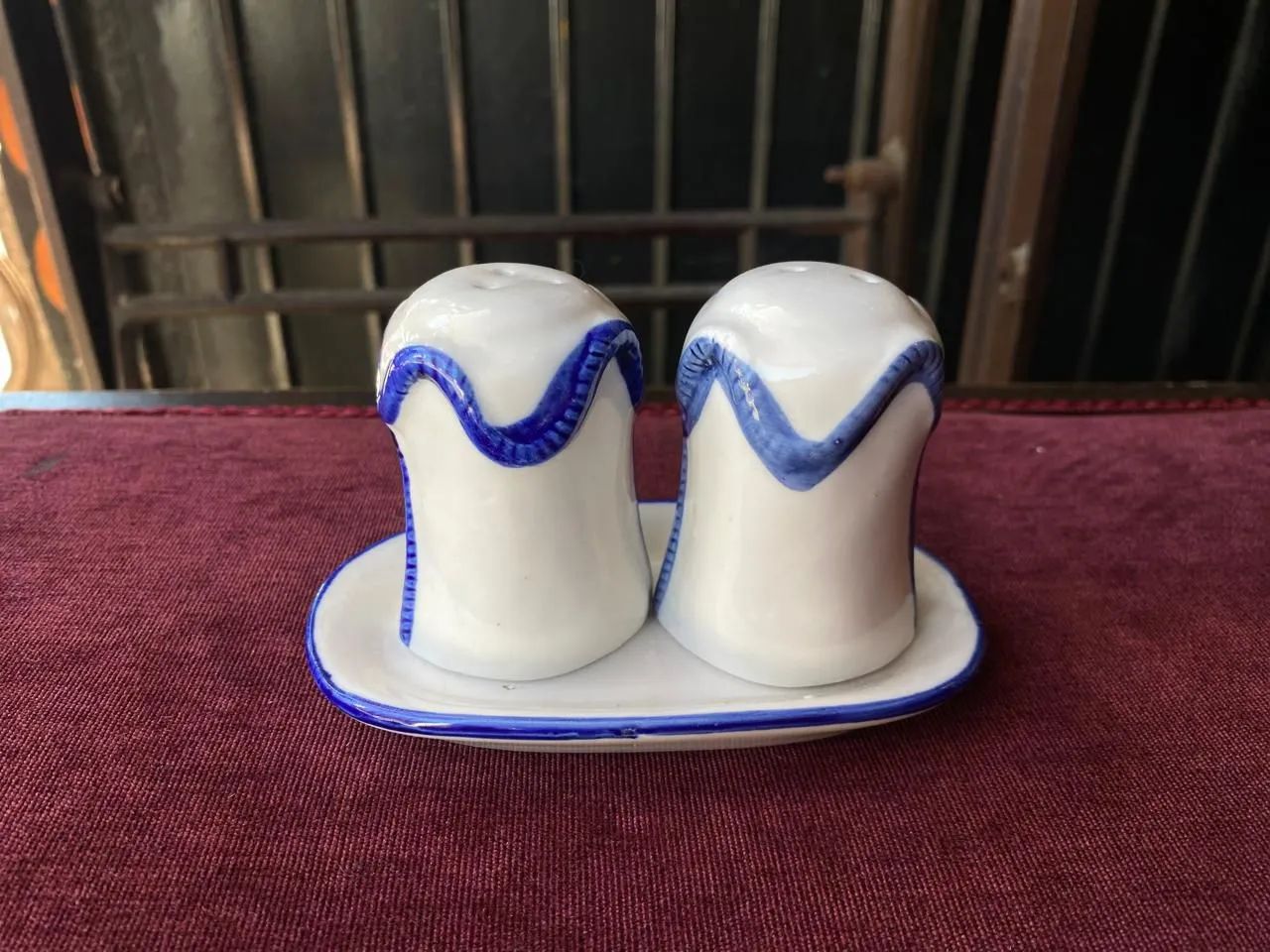 conjunto antigo saleiro e paliteiro em porcelana (ref:162) - Foto 3