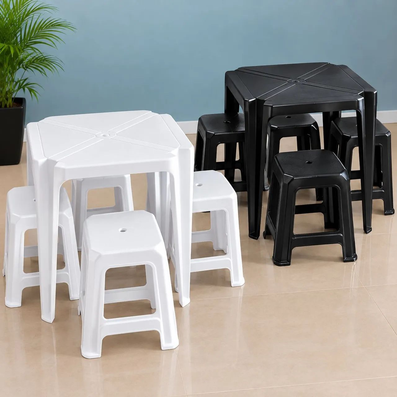 Conjuntos de mesas e banquetas plásticas - Cada: