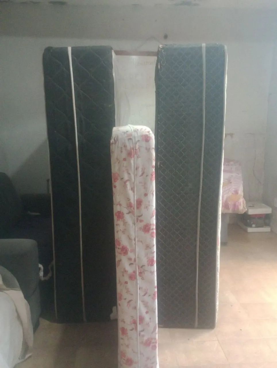 Vendo duas camas box e um colchão 