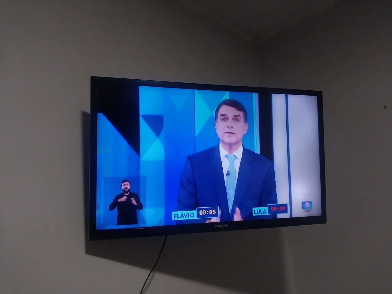 Vendo televisão de 32 polegadas Samsung com o controle não é smart 350 reais vai embora 