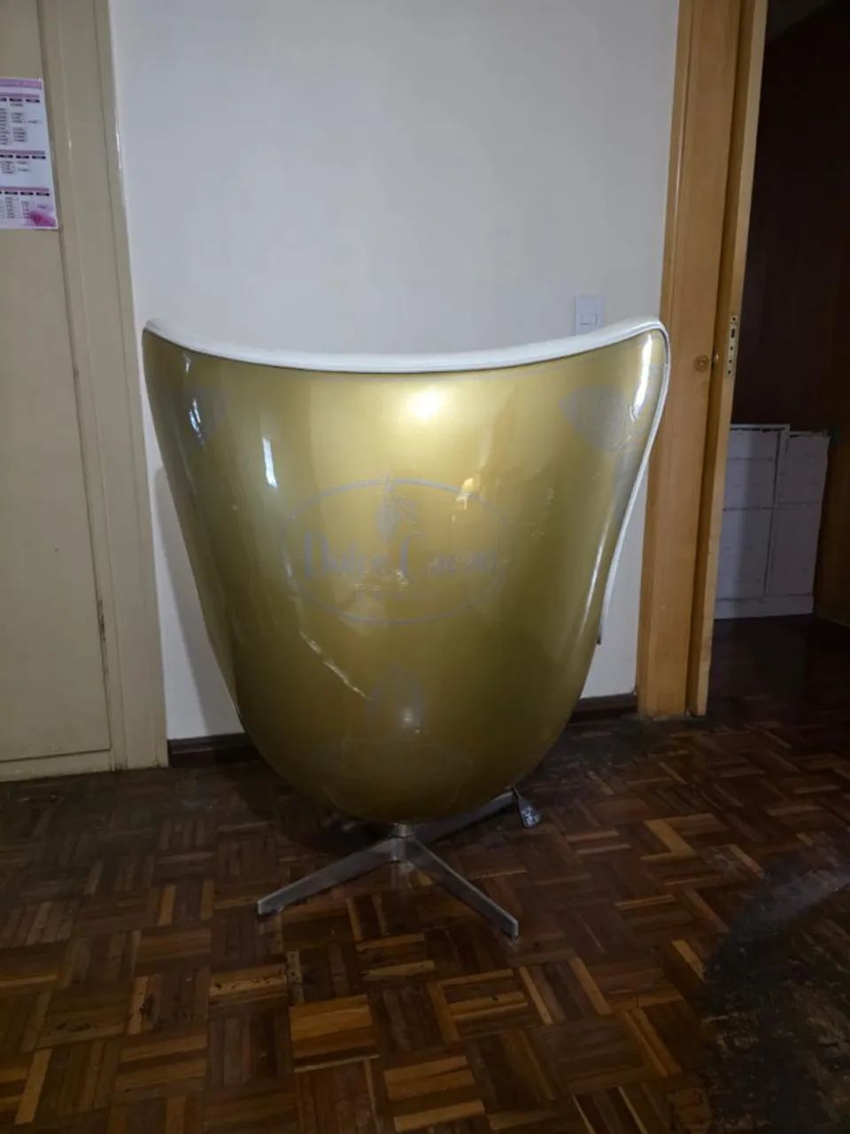 Poltrona Giratória Tipo Egg Dourada e Branca Estofada - Foto 3