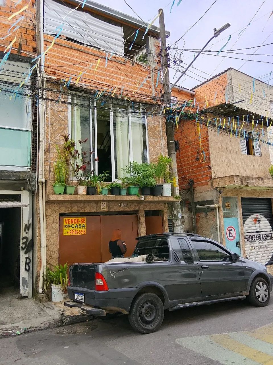 Vende-se casa de três andares