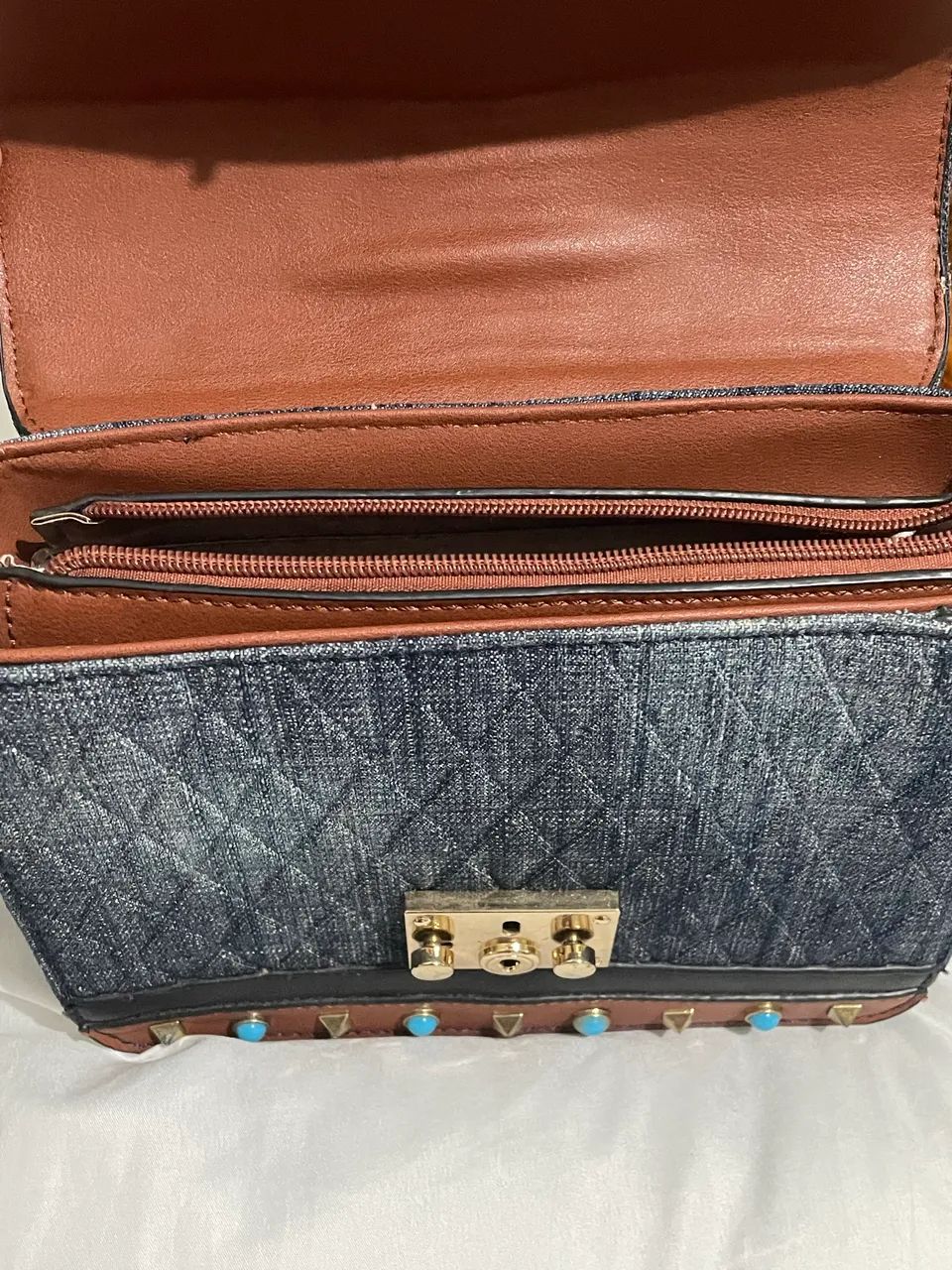 Bolsa Transversal Jeans com Tachas e Pedras Turquesa (Estilo Valentino) - Foto 4