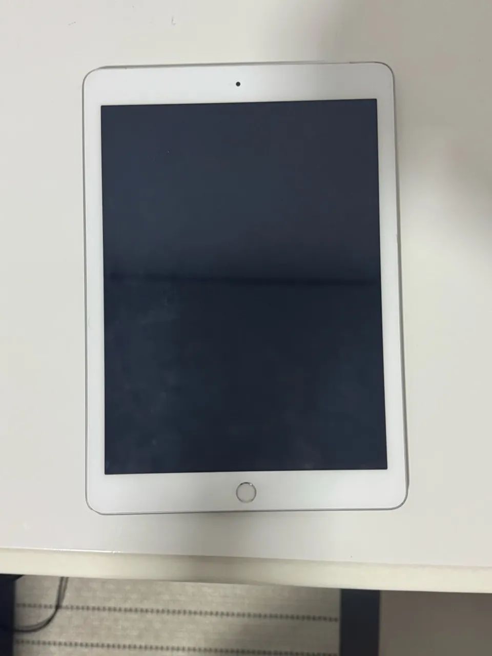 Apple iPad (5ª geração)  A1823 Wi-Fi + Cellular - 32GB e 2GB ram - cor prata  - Foto 3