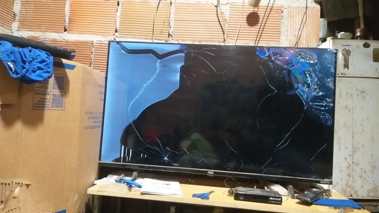 TV led aoc roku 40 polegadas seme nova só que cau do raque e quebrou a tela  - Foto 2