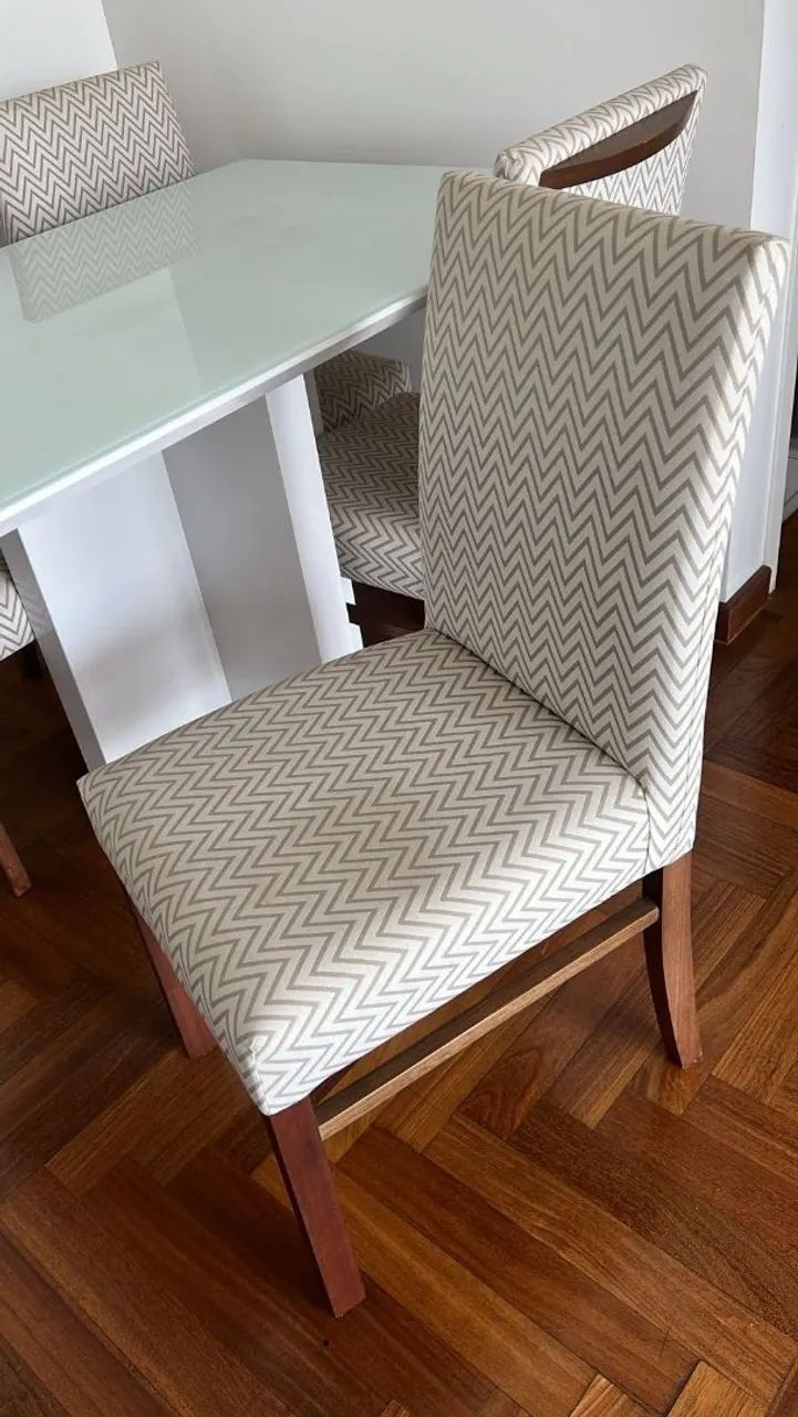 Mesa e cadeiras 