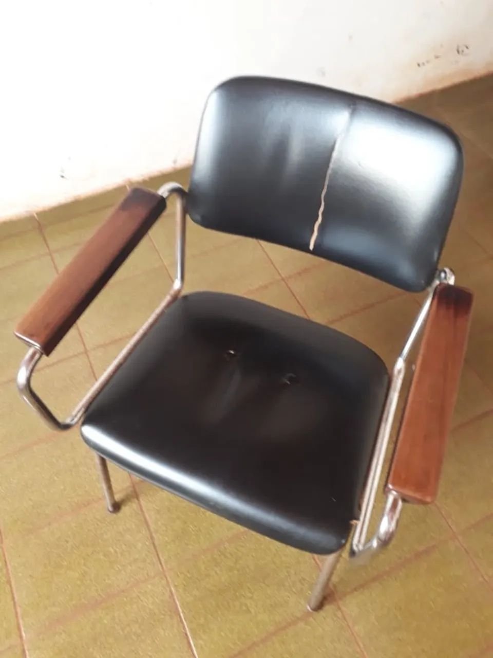 Cadeira Giroflex estrutura em perfeito estado; detalhes no couro