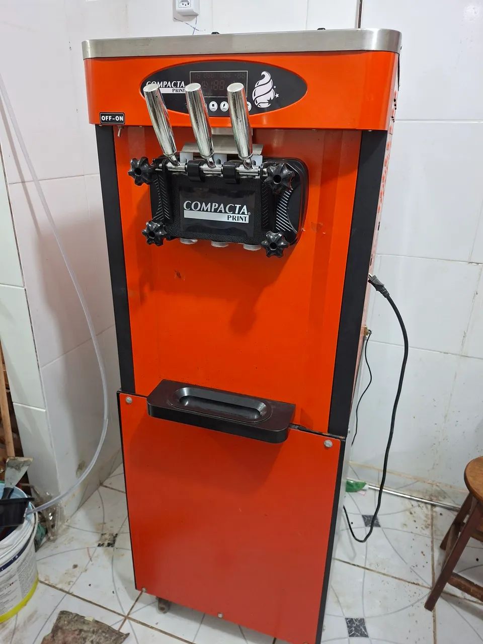 Máquina De Sorvete Expresso Compacta Soft Mix com três bicos.