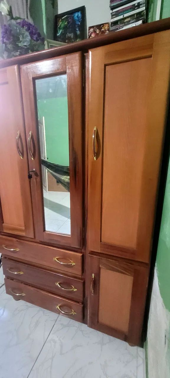 Guarda roupa de madeira 