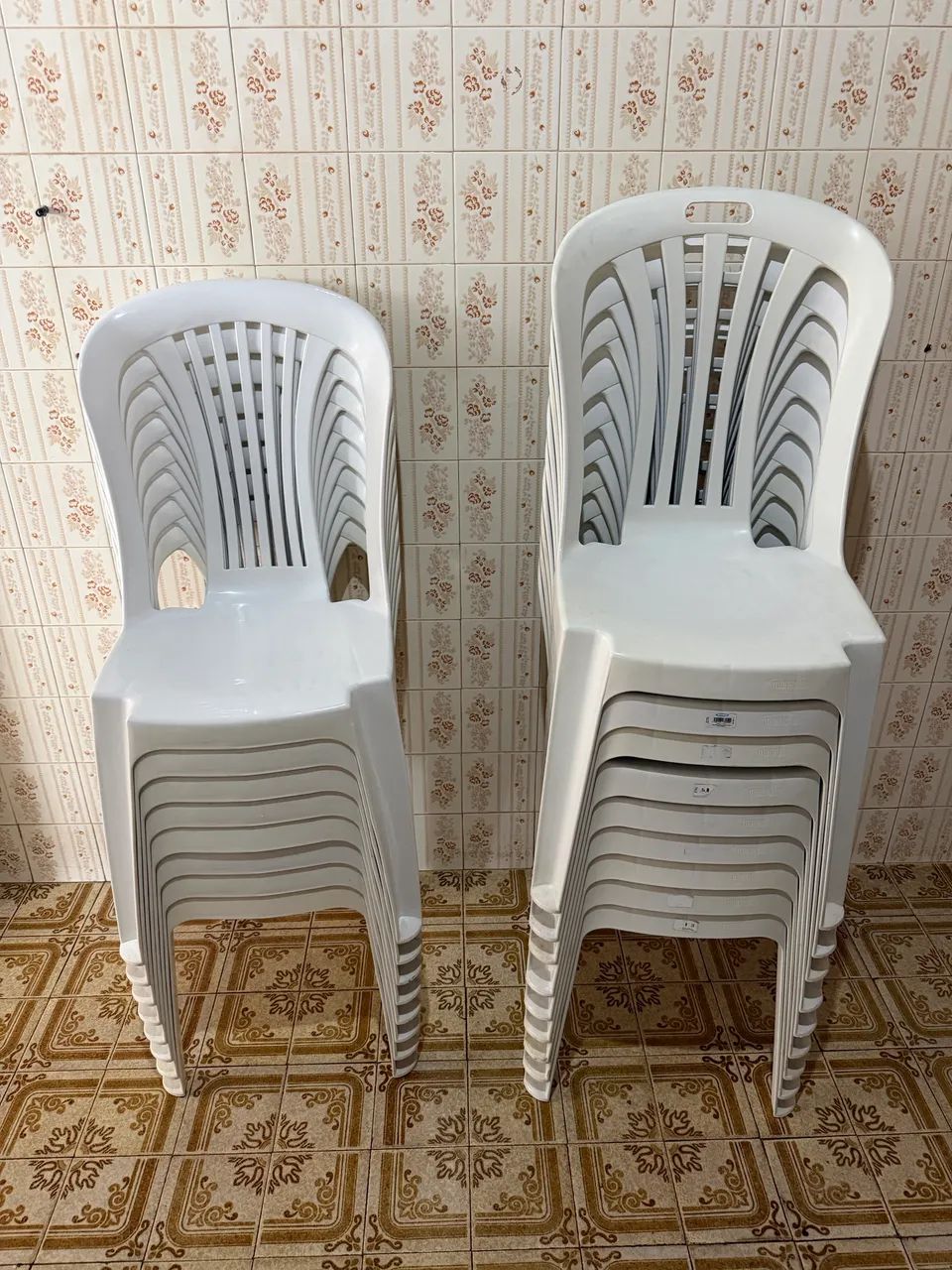 Vende 17 cadeiras de plásticos sem apoio para os braços R$ 750,00 todas 
