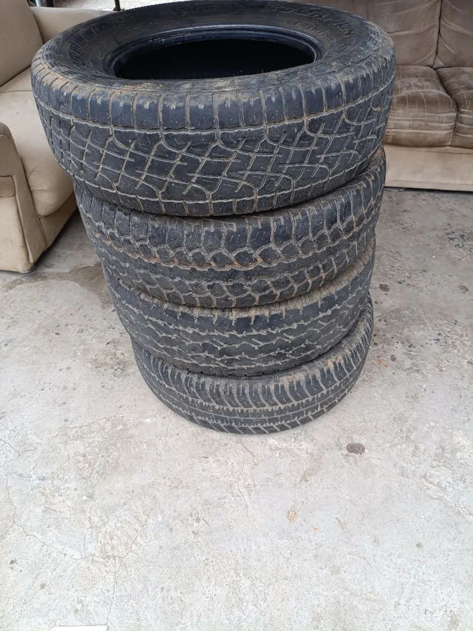 Peneus 235/70r16 