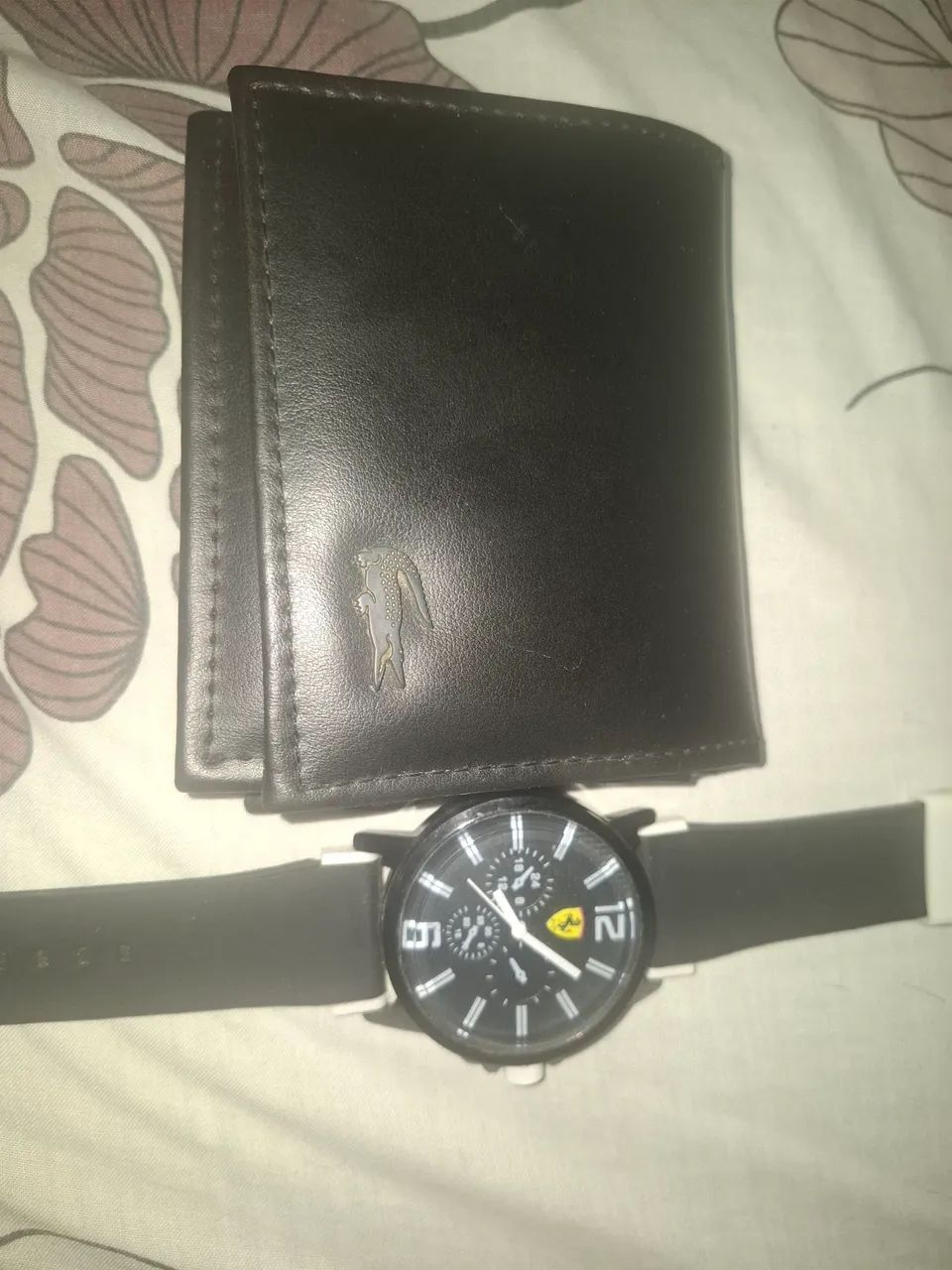 Vendo carteira da lacoste e relógio da ferrari