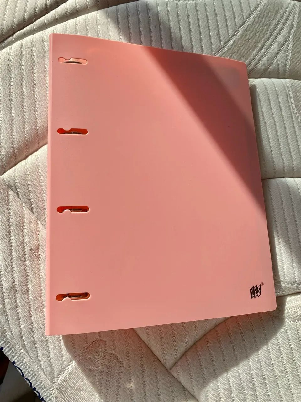 Fichário/ caderno argolado com 90 folhas em branco. Excelente material ) - Foto 3