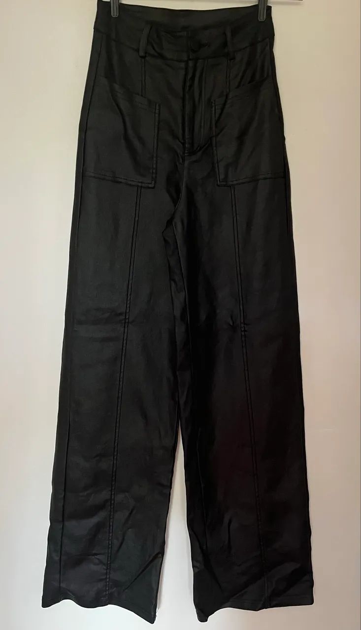 Calça wide leg encerada
