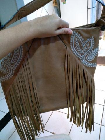 Passo cartão, vendo bolsa de franjas em couro sintético