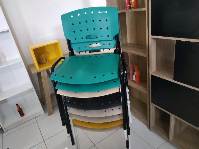 Cadeiras fixas coloridas - Foto 2