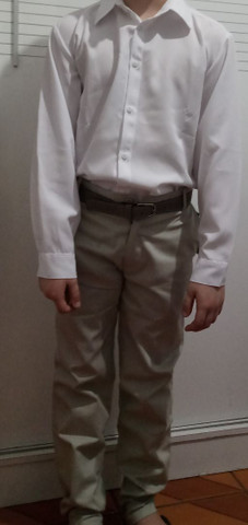 camisa social branca e calça bege
