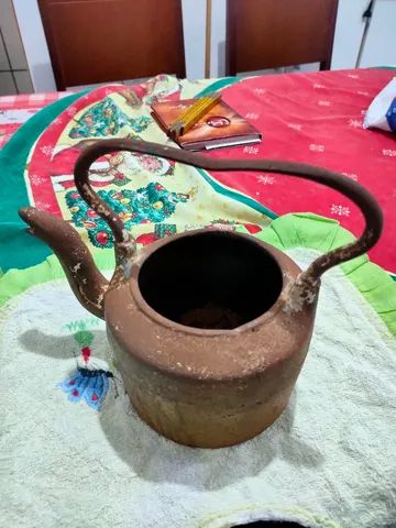 Chaleira antiga, ferro batido. 