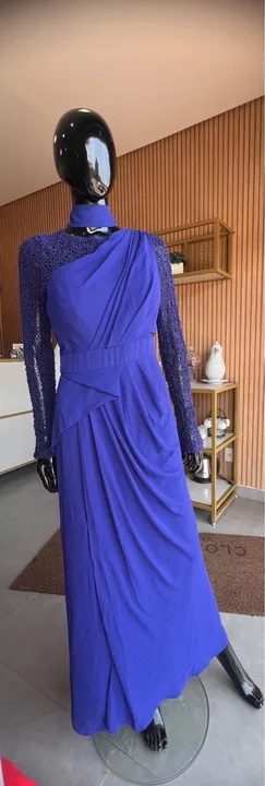 Vestido Azul Longo com Detalhes em Renda
