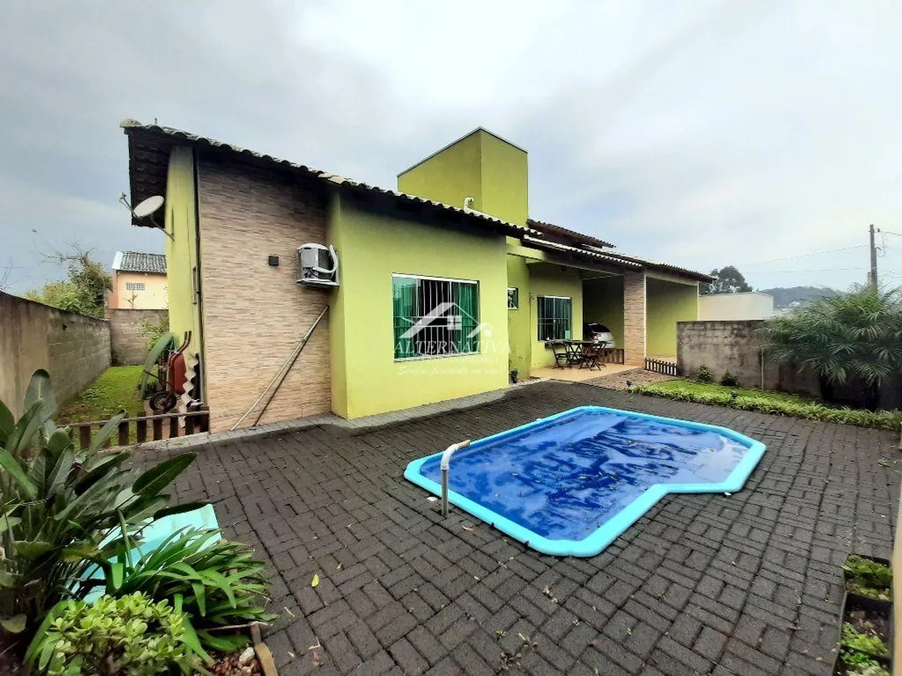 Casa com quintal e piscina - Ótima localização