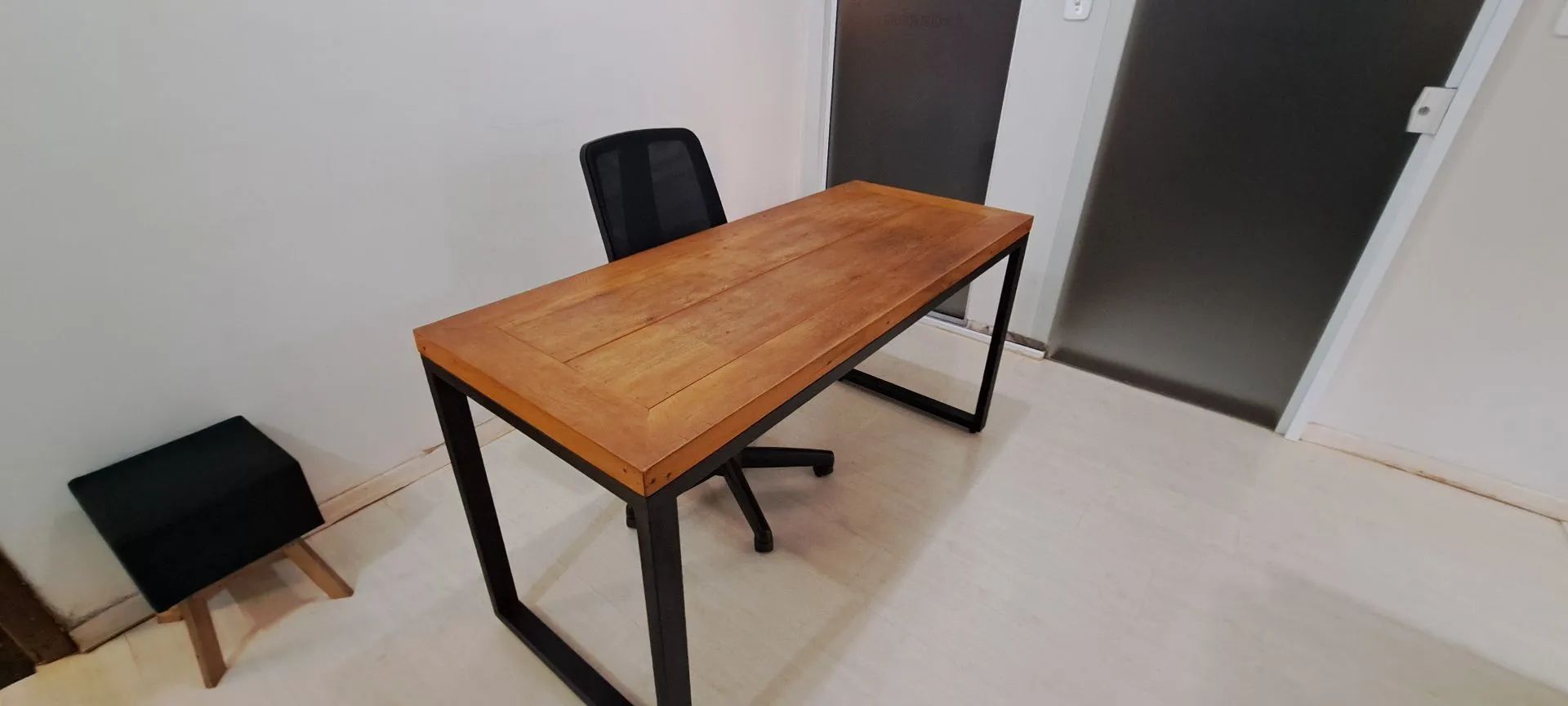 Mesa de escritório estilo industrial com tampo em madeira de demolição