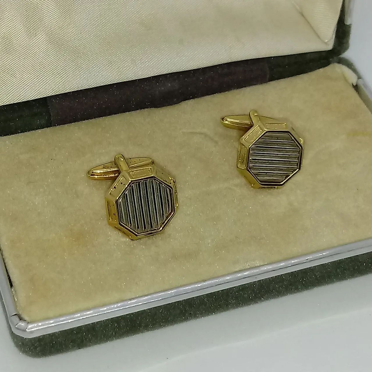 Par de abotoaduras dourado com detalhes em prata - Foto 2