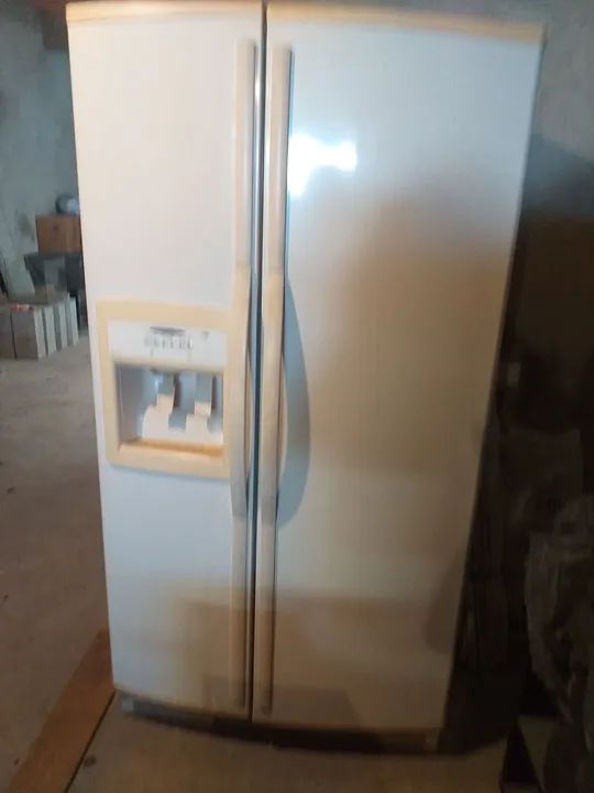Vendo uma geladeira  duas porta  