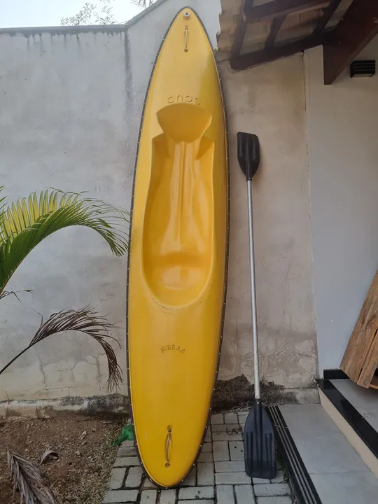 Caiaque de fibra com remo para lagoas e barragens.