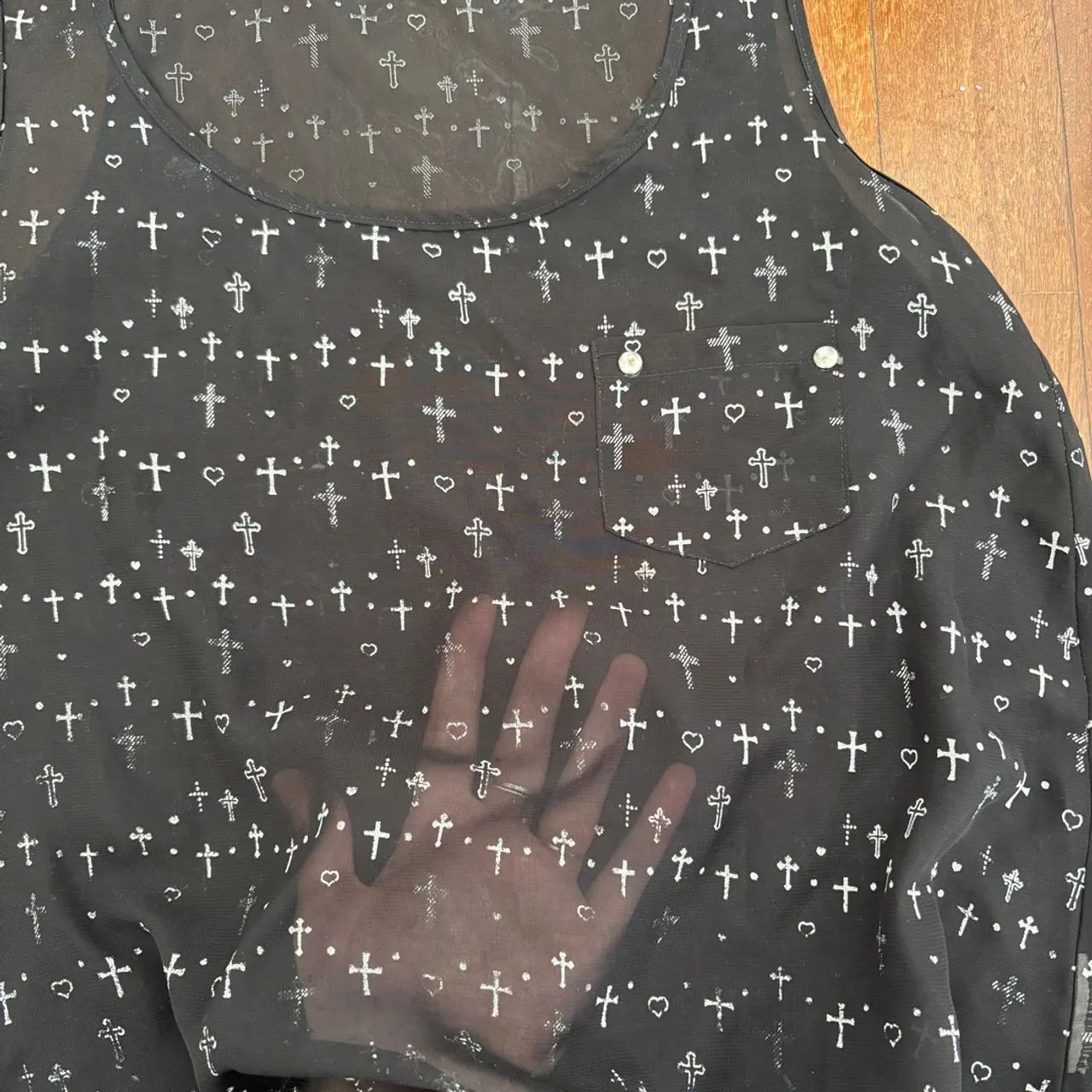 Blusa transparente de estampa de cruzes - Foto 4