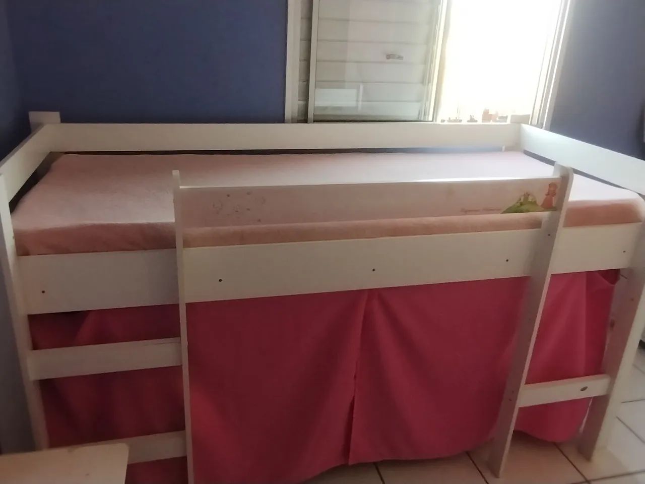Cama suspensa com escorregador e penteadeira infantil  - Foto 3